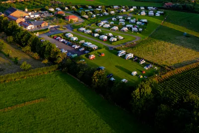 Camping Welkom  - Campingplatz umgeben von Feldern aus der Vogelperspektive