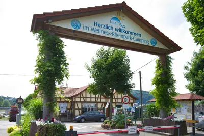 Wellness-Rheinpark-Camping -  Eingangsschild am Tor des Campingplatzes