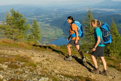 Wellness Seecamping Parth  -  Camper beim Wandern in der Nähe vom Campingplatz
