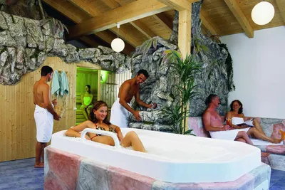 Wellness Seecamping Parth  -  Camper im Wellnessbereich vom Campingplatz mit Whirlpool und Sauna