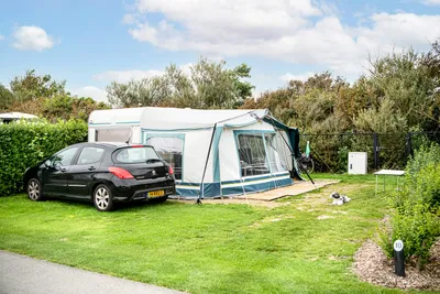 Camping Weltevreden - Blick auf einen Standplatz auf der Wiese