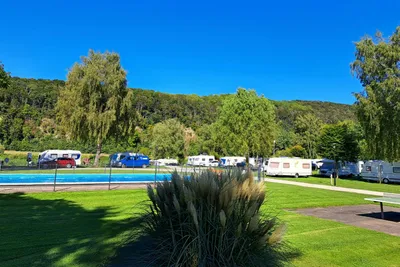 Weserbergland-Camping - Pool und Standplätze auf dem Campingplatz