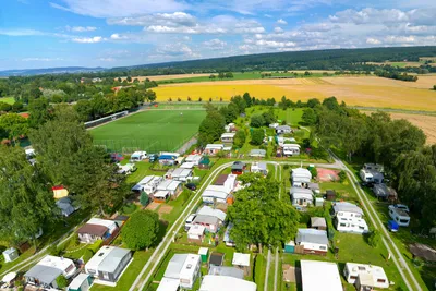 Wesercamping Höxter  -  Campingplatz im Grünen mit Sportplatz aus der Vogelperspektive