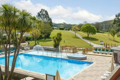 Whitehill Country Park - Pool mit Liegestühlen und Sonnenschirmen auf dem Campingplatz