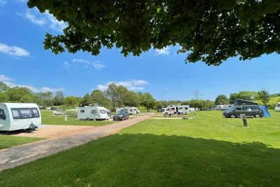 Whitehill Country Park - Wohnmobil- und  Wohnwagenstellplätze auf der Wiese