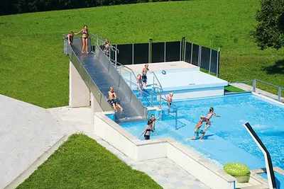 Wiesencamping Marhof  - Kinder im Pool vom Campingplatz mit Wasserrutsche