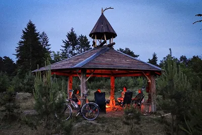 Camping Wilde Heimat - Gäste gemeinsam am Lagerfeuer