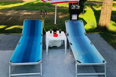 WMC Buschmann Camping @ Union Lido - Terrasse mit Liegestühlen auf dem Campingplatz