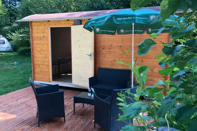 Camping Alpirsbach - Mobilheim vom Campingplatz mit Terrasse