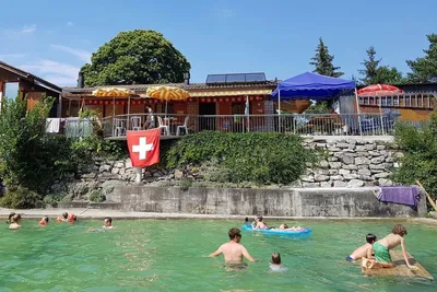 Camping Wydeli - Gäste liegen am Pool in der Sonne