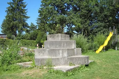 Camping Wydeli - Rutsche und Betonstruktur 