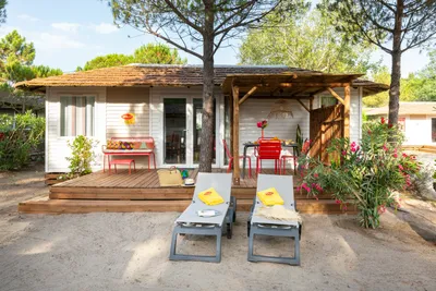 Yelloh! Village Les Petits Camarguais - Ferienwohnung und Liegestühlen
