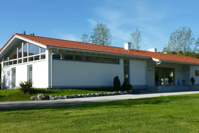 Camping Zeh am See - Barrierefreies Sanitärgebäude mit privaten Mietbädern auf dem Campingplatz