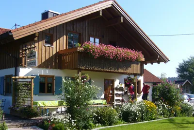 Camping Zeh am See - Kiosk mit Brötchenverkauf und Sommerterrasse auf dem Campingplatz