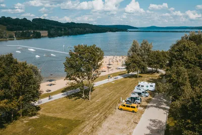 Zeltwiese Absberg -  Wohnmobilstellplätze mit Blick auf den See