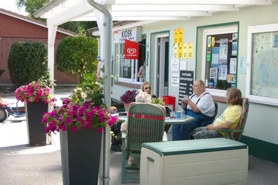 Campingplatz Achtern Huus  -  Camper auf der Terrasse von der Rezeption vom Campingplatz