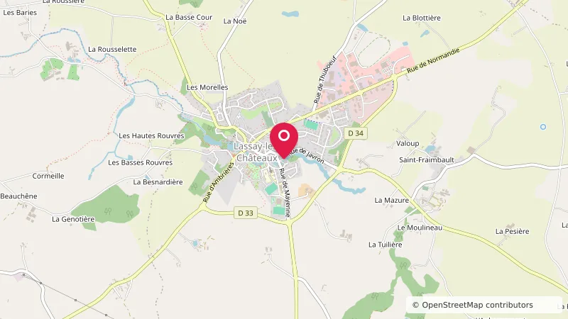 Aire de stationnement dans la Petite Cité de Caractère de Lassay-les-Châteaux.